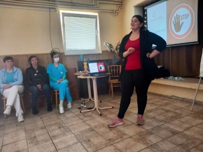 Vzdelávacia aktivita na tému „Asertívna komunikácia a deeskalačné techniky pracovníkov v sociálnych službách“